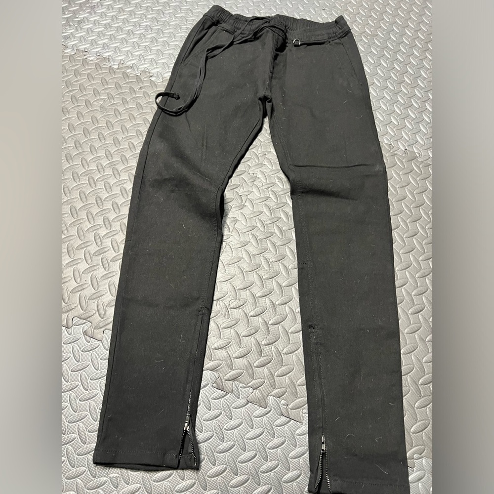 Mens hyper denim black twill pants. Size medium. Zippered leg openings.